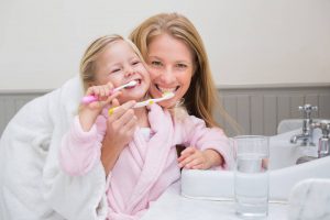 Cómo hacer que tus hijos se cepillen correctamente los dientes