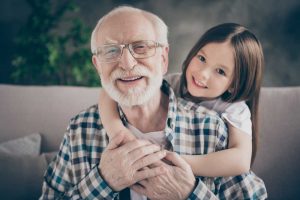 Que los abuelos vivan en una residencia influye para bien en su relación con sus nietos